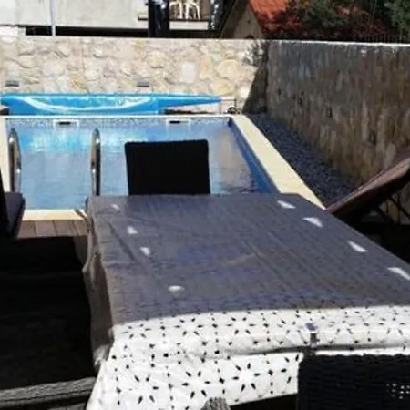 Rustica St - Two-bedroom With Balcony And Shared Pool Prizemlje 아파트