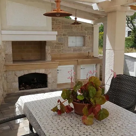 아파트 Rustica St - Two-bedroom With Balcony And Shared Pool Prizemlje 자다르