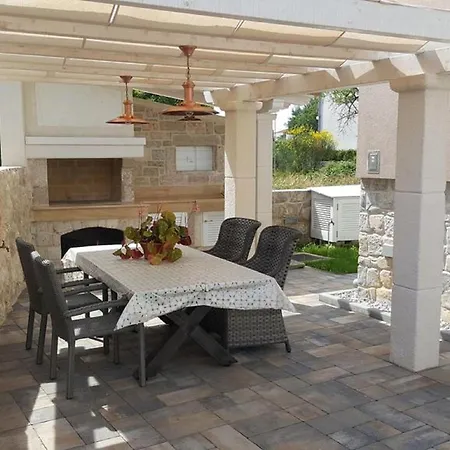 Rustica St - Two-bedroom With Balcony And Shared Pool Prizemlje 자다르