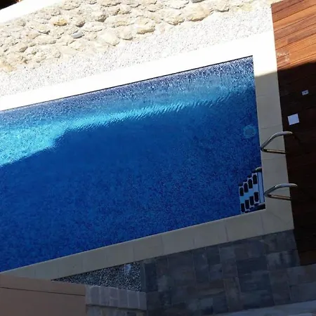 Rustica St - Two-bedroom With Balcony And Shared Pool Prizemlje 아파트 *