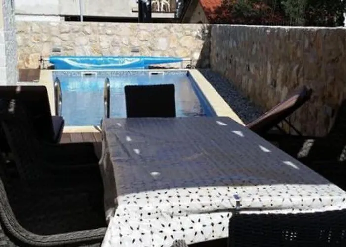 Rustica St - Two-bedroom With Balcony And Shared Pool Prizemlje 아파트